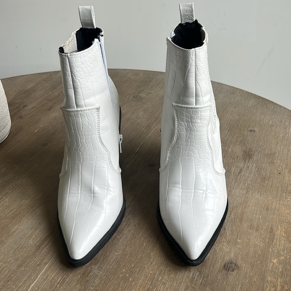 ASOS White Croc-Embossed Western Style Pointy Toe Cowboy Ankle Boots Size 6 - Picture 9 of 16